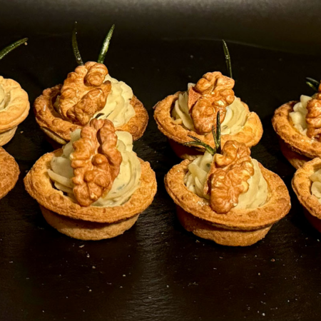 Мини тарт с муссом дор-блю и грецким орехом